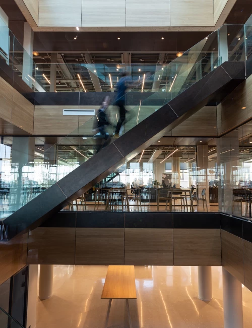 intérieur d'un bâtiment de bureau