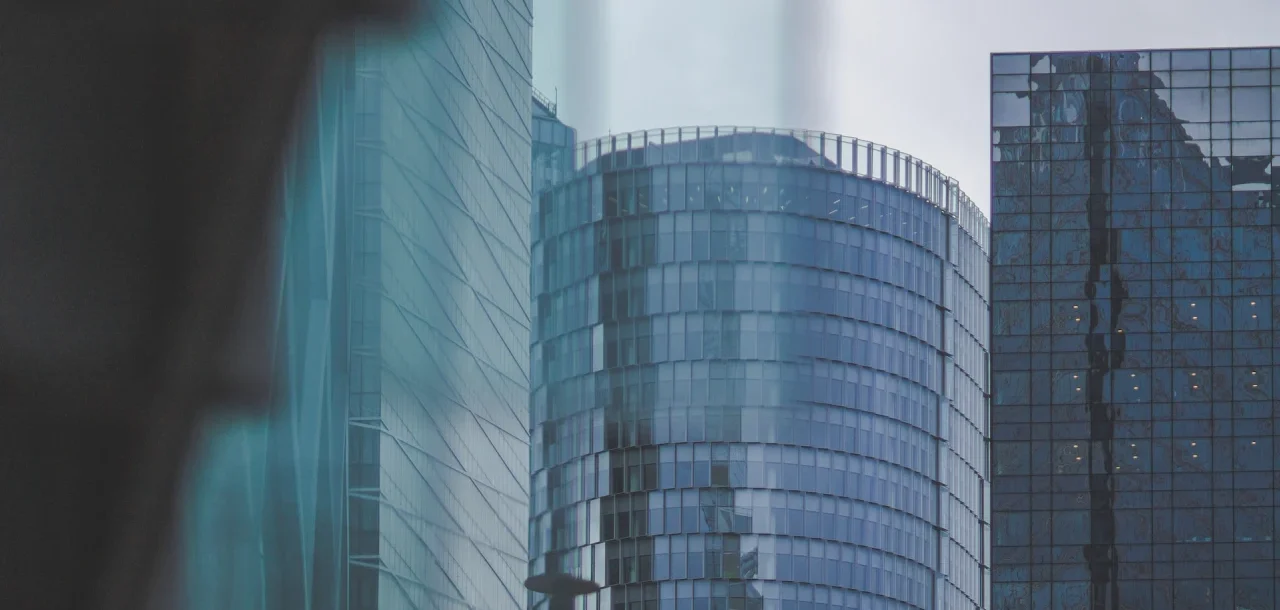 Un panorama de gratte-ciel imposants dans une ville