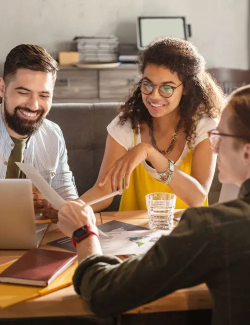 collègues souriant en réunion