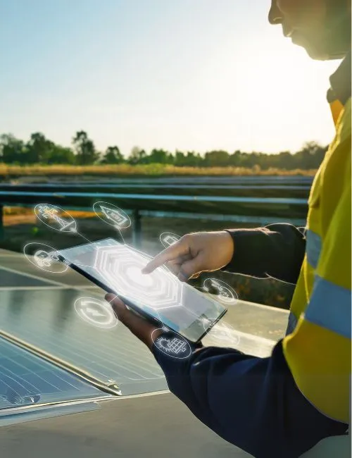 Un ingénieur qui vérifie le fonctionnement des panneaux solaire avec une tablette.