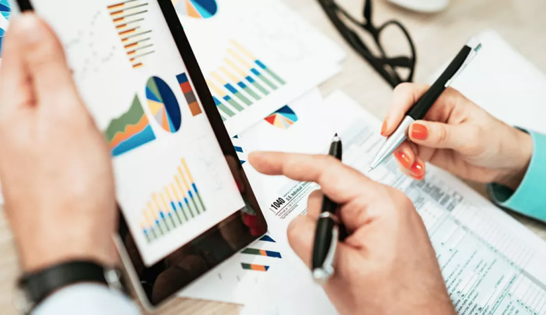 Chef de projet travaillant et mettant à jour les tâches avec la planification des progrès des jalons et investisseur professionnel travaillant sur un nouveau projet de démarrage au bureau